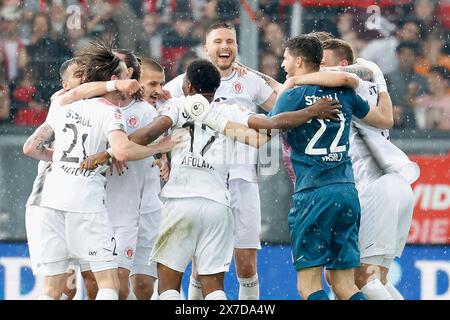 Wiesbaden, Allemagne. 19 mai 2024. Football : Bundesliga 2, SV Wehen Wiesbaden - FC ayant Pauli, Matchday 34, BRITA-Arena. Les joueurs du FC Pauli célèbrent le titre de deuxième division. Crédit : Heiko Becker/dpa - REMARQUE IMPORTANTE: conformément aux règlements de la DFL German Football League et de la DFB German Football Association, il est interdit d'utiliser ou de faire utiliser des photographies prises dans le stade et/ou du match sous forme d'images séquentielles et/ou de séries de photos de type vidéo./dpa/Alamy Live News Banque D'Images