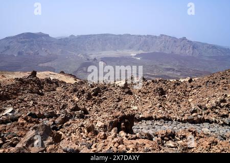 Paysage de roches volcaniques du Teide avec un ciel bleu à Tenerife, les îles Canaries. Banque D'Images