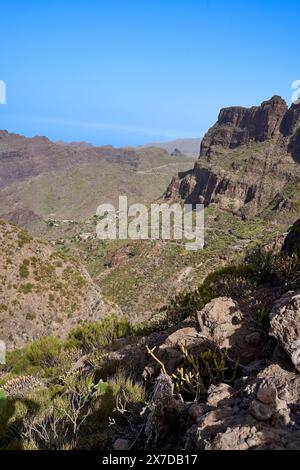 Route sinueuse entourée d’une végétation luxuriante et couronnée de montagnes majestueuses, la route offre des vues panoramiques à couper le souffle. Banque D'Images