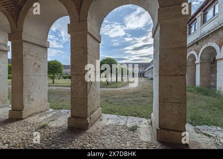 Arcade ou arcade est un élément architectural de soutien vertical, composé d'une succession ou d'une série d'arcs, qui peuvent être disposés en une seule orde Banque D'Images