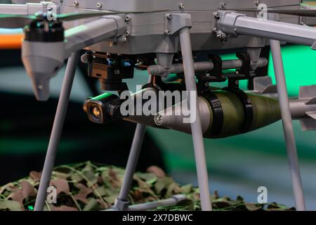 Drone militaire armé de bombes. Banque D'Images