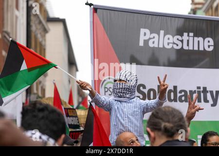 Londres, Royaume-Uni 18/05/2024 Nakba76 manifestation commémorant le nettoyage ethnique de 750 000 Palestiniens, soit les trois quarts de la population, de leur patrie en 1947/48. Depuis plus de 76 ans, le projet de colons israéliens fragmente le peuple palestinien. Les clés symbolisent les clés des maisons laissées par les gens, et qu'ils ont emportées avec eux dans l'espoir qu'un jour ils auraient une maison à retourner. La manifestation a été accueillie par une petite contre-manifestation pro-israélienne. Banque D'Images