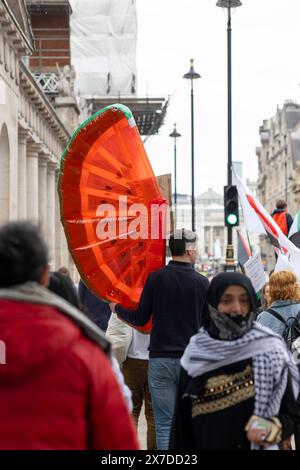 Londres, Royaume-Uni 18/05/2024 Nakba76 manifestation commémorant le nettoyage ethnique de 750 000 Palestiniens, soit les trois quarts de la population, de leur patrie en 1947/48. Depuis plus de 76 ans, le projet de colons israéliens fragmente le peuple palestinien. Les clés symbolisent les clés des maisons laissées par les gens, et qu'ils ont emportées avec eux dans l'espoir qu'un jour ils auraient une maison à retourner. La manifestation a été accueillie par une petite contre-manifestation pro-israélienne. Banque D'Images