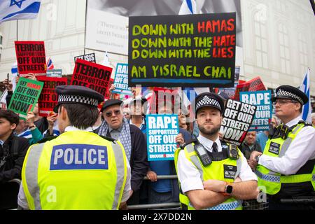 Londres, Royaume-Uni 18/05/2024 Nakba76 manifestation commémorant le nettoyage ethnique de 750 000 Palestiniens, soit les trois quarts de la population, de leur patrie en 1947/48. Depuis plus de 76 ans, le projet de colons israéliens fragmente le peuple palestinien. Les clés symbolisent les clés des maisons laissées par les gens, et qu'ils ont emportées avec eux dans l'espoir qu'un jour ils auraient une maison à retourner. La manifestation a été accueillie par une petite contre-manifestation pro-israélienne. Banque D'Images