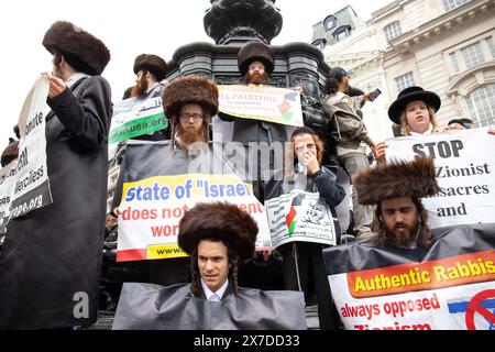 Londres, Royaume-Uni 18/05/2024 Nakba76 manifestation commémorant le nettoyage ethnique de 750 000 Palestiniens, soit les trois quarts de la population, de leur patrie en 1947/48. Depuis plus de 76 ans, le projet de colons israéliens fragmente le peuple palestinien. Les clés symbolisent les clés des maisons laissées par les gens, et qu'ils ont emportées avec eux dans l'espoir qu'un jour ils auraient une maison à retourner. La manifestation a été accueillie par une petite contre-manifestation pro-israélienne. Banque D'Images