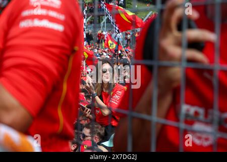 Imola, Italie. 19 mai 2024. Ferrari supporters - Tifosi, sous le podium lors des CROISIÈRES DE FORMULE 1 MSC GRAN PREMIO DEL MADE IN ITALY E DELL'EMILIA-ROMAGNA 2 Autodromo Enzo e Dino Ferrari, Imola (BO) Italie crédit : Agence photo indépendante/Alamy Live News Banque D'Images