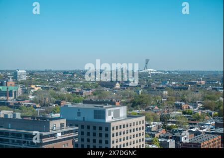 Vue panoramique élevée du stade olympique et des quartiers, Montréal, Québec, Canada Banque D'Images