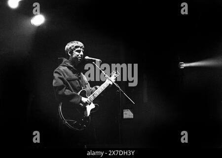 NOEL GALLAGHER, OASIS, PREMIÈRE TÊTE D'AFFICHE DE GLASTONBURY, 1995 : Noel Gallagher pendant le rappel en tant que groupe de rock de Manchester Oasis tête d'affiche de The main Stage au sommet de leur renommée au Glastonbury Festival, Pilton Farm, Somerset, Angleterre, 24 juin 1995. En 1995, le festival a célébré son 25e anniversaire. Il n'y avait pas de scène pyramidale cette année-là car elle avait brûlé. Photo : ROB WATKINS Banque D'Images