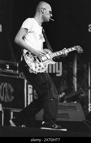 ACE, SKUNK ANANSIE, FIRST GLASTONBURY, 1995 : guitariste Ace (Martin Ivor Kent) de Skunk Anansie sur la scène NME au Glastonbury Festival, Pilton, Angleterre, 24 juin 1995. C'est leur première représentation à Glastonbury. Photographie : ROB WATKINS. INFO : Skunk Anansie est un groupe de rock britannique formé en 1994, réputé pour son puissant mélange de hard rock et de paroles politiquement chargées. Face à la peau charismatique, le groupe a connu un succès international avec des tubes comme 'Weak' et 'Hedonism'. Banque D'Images