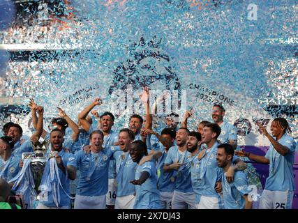 Stade Etihad, Manchester, Royaume-Uni. 19 mai 2024. Premier League Football, Manchester City contre West Ham United ; Kyle Walker de Manchester City remporte le trophée de premier League avec ses coéquipiers Credit : action plus Sports/Alamy Live News Banque D'Images