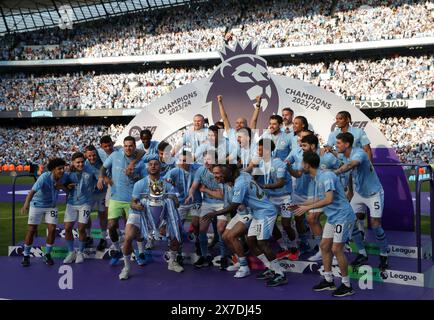 Stade Etihad, Manchester, Royaume-Uni. 19 mai 2024. Premier League Football, Manchester City contre West Ham United ; Kyle Walker de Manchester City remporte le trophée de premier League avec ses coéquipiers Credit : action plus Sports/Alamy Live News Banque D'Images