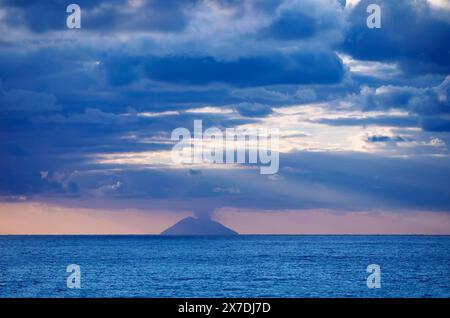 L'Italie, la mer Tyrrhénienne, les îles Éoliennes, vue de l'île de Stromboli à partir de la côte de Calabre Banque D'Images