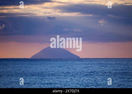 L'Italie, la mer Tyrrhénienne, les îles Éoliennes, vue de l'île de Stromboli à partir de la côte de Calabre Banque D'Images