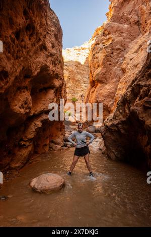 Sassy Woman se tient dans le Canyon inondé avec ses mains sur ses hanches dans Sulphur Creek Banque D'Images
