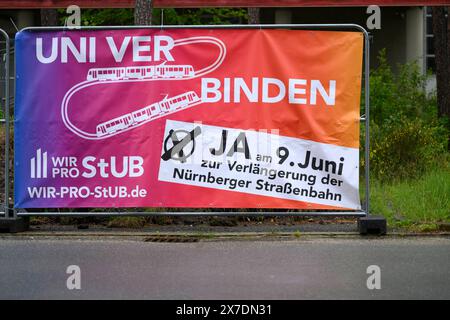 Ein Plakat zur Abstimmung über die Stadt-Umland-Bahn zu sehen am Rande der Pressekonferenz über Vorteile der Stadt-Umland-Bahn stub für die Region Nürnberg / Erlangen am Helmholtz-Institut für Erneuerbare Energien. Erlangen, 17.05.2024 Bayern Deutschland *** Une affiche pour le vote sur le Stadt Umland Bahn exposée lors de la conférence de presse sur les avantages du stub Stadt Umland Bahn pour la région de Nuremberg Erlangen à l'Institut Helmholtz pour les énergies renouvelables Erlangen, 17 05 2024 Bavière Allemagne Copyright : xDwixAnoraganingrumx Banque D'Images