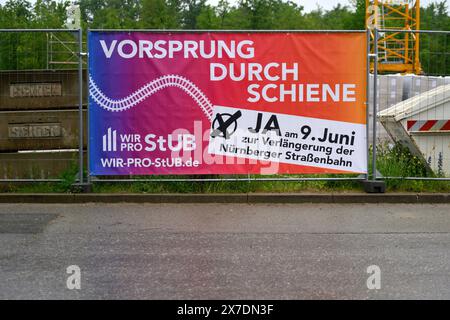 Ein Plakat zur Abstimmung über die Stadt-Umland-Bahn zu sehen am Rande der Pressekonferenz über Vorteile der Stadt-Umland-Bahn stub für die Region Nürnberg / Erlangen am Helmholtz-Institut für Erneuerbare Energien. Erlangen, 17.05.2024 Bayern Deutschland *** Une affiche pour le vote sur le Stadt Umland Bahn exposée lors de la conférence de presse sur les avantages du stub Stadt Umland Bahn pour la région de Nuremberg Erlangen à l'Institut Helmholtz pour les énergies renouvelables Erlangen, 17 05 2024 Bavière Allemagne Copyright : xDwixAnoraganingrumx Banque D'Images