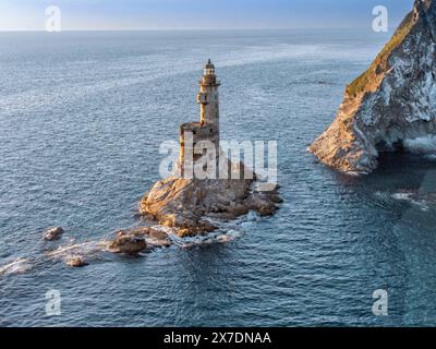 Vue aérienne le phare abandonné Aniva dans l'île de Sakhaline, Russie Banque D'Images