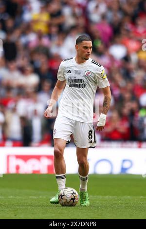 Stade de Wembley, Londres le dimanche 19 mai 2024. Klaidi Lolos de Crawley Town sur le ballon lors du match final Play Off de Sky Bet League 2 entre Crawley Town et Crewe Alexandra au stade de Wembley, Londres, dimanche 19 mai 2024. (Photo : Tom West | mi News) crédit : MI News & Sport /Alamy Live News Banque D'Images