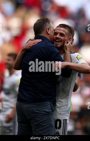 Stade de Wembley, Londres le dimanche 19 mai 2024. Ronan Darcy de Crawley Town célèbre sa promotion avec son manager Scott Lindsey lors du match final Play Off de Sky Bet League 2 entre Crawley Town et Crewe Alexandra au stade de Wembley, Londres, dimanche 19 mai 2024. (Photo : Tom West | mi News) crédit : MI News & Sport /Alamy Live News Banque D'Images