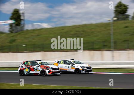 Misano Adriatico, Italie. 17 mai 2024. 111 TOSIC Nikola (srx), AKSK Crvena Zvezda, Clio Cup V, action 47 PALOMERAS Jordi (ita), Milan Competition, Clio Cup V, action lors de la 4ème manche de la Clio Cup Series 2024, du 17 au 19 mai 2024 sur le circuit mondial de Misano Marco Simoncelli, à Misano Adriatico, Italie - photo Damien Doumergue/DPPI crédit : DPPI Media/Alamy Live News Banque D'Images