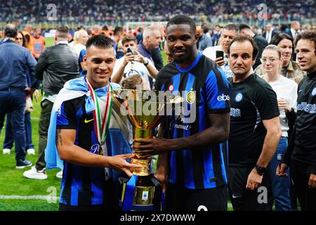 Les joueurs de football de l'Inter célèbrent le Trophée scudetto lors d'un match de Serie A entre l'Inter et le Lazio au stade San Siro de Milan, en Italie, le dimanche 19 mai 2024. (Photo Spada/LaPresse) crédit : LaPresse/Alamy Live News Banque D'Images