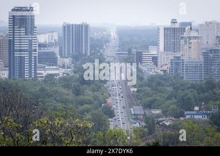 Kiev, Ukraine. 16 mai 2024. Vue générale de la rivière Dnipro et de la rive gauche de Kiev. (Crédit image : © Oleksii Chumachenko/SOPA images via ZUMA Press Wire) USAGE ÉDITORIAL SEULEMENT! Non destiné à UN USAGE commercial ! Banque D'Images