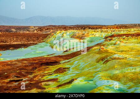 Paysage d'Unearthy avec lacs toxiques et minéraux sulfurés, désert de dépression de Danakil, région d'Afar, Ethiopie Banque D'Images