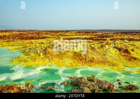 Paysage extraterrestre avec lacs toxiques et minéraux soufrés, désert de dépression de Danakil, région de l'Afar, Ethiopie Banque D'Images