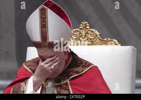 Cité du Vatican, Vatican. 19 mai 2024. Le pape François préside la messe de Pentecôte en la basilique Pierre au Vatican. Maria Grazia Picciarella/Alamy Live News Banque D'Images