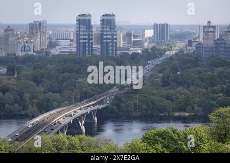 Kiev, Ukraine. 16 mai 2024. Vue générale de la rivière Dnipro et de la rive gauche de Kiev. (Crédit image : © Oleksii Chumachenko/SOPA images via ZUMA Press Wire) USAGE ÉDITORIAL SEULEMENT! Non destiné à UN USAGE commercial ! Banque D'Images