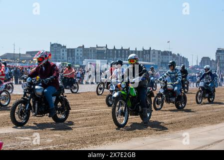 Margate, Royaume-Uni. 19 mai 2024. Les coureurs roulent sur la plage de Margate avant le début de la course. La course Malle Mile Beach Race est une course de moto de deux jours sur les magnifiques sables de Margate. Il est organisé par le Malle London. Il a appelé inapproprié parce que n'importe qui peut assister dans n'importe quel type de motos. Crédit : SOPA images Limited/Alamy Live News Banque D'Images