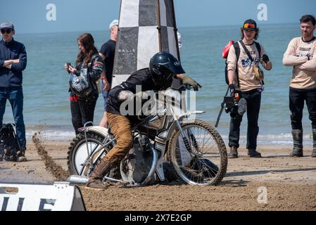 Margate, Royaume-Uni. 19 mai 2024. Un coureur commence la course sur la plage de Margate. La course Malle Mile Beach Race est une course de moto de deux jours sur les magnifiques sables de Margate. Il est organisé par le Malle London. Il a appelé inapproprié parce que n'importe qui peut assister dans n'importe quel type de motos. Crédit : SOPA images Limited/Alamy Live News Banque D'Images