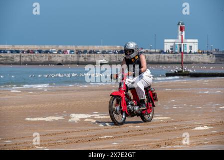 Margate, Royaume-Uni. 19 mai 2024. Une femme coureuse monte sur la plage de Margate. La course Malle Mile Beach Race est une course de moto de deux jours sur les magnifiques sables de Margate. Il est organisé par le Malle London. Il a appelé inapproprié parce que n'importe qui peut assister dans n'importe quel type de motos. Crédit : SOPA images Limited/Alamy Live News Banque D'Images