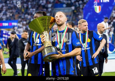 Carlos Augusto célèbre la série A Scudetto à la fin du match de série A TIM entre le FC Internazionale et le SS Lazio au stade Giuseppe Meazza de Milan, Italie, le 19 mai 2024 Banque D'Images