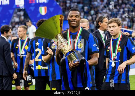 Denzel Dumfries célèbre la série A Scudetto à la fin du match de série A TIM entre le FC Internazionale et le SS Lazio au stade Giuseppe Meazza de Milan, Italie, le 19 mai 2024 Banque D'Images