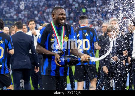 Marcus Thuram célèbre la série A Scudetto à la fin du match de série A TIM entre le FC Internazionale et le SS Lazio au stade Giuseppe Meazza de Milan, Italie, le 19 mai 2024 Banque D'Images