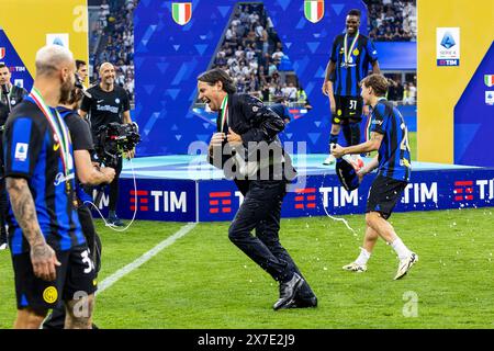 Simone Inzaghi célèbre la série A Scudetto à la fin du match de série A TIM entre le FC Internazionale et le SS Lazio au stade Giuseppe Meazza de Milan, Italie, le 19 mai 2024 Banque D'Images