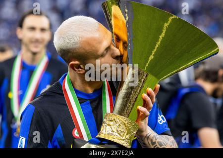 Federico Dimarco célèbre la série A Scudetto à la fin du match de série A TIM entre le FC Internazionale et le SS Lazio au stade Giuseppe Meazza de Milan, Italie, le 19 mai 2024 Banque D'Images