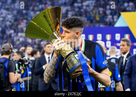 Alessandro Bastoni célèbre la série A Scudetto à la fin du match de série A TIM entre le FC Internazionale et le SS Lazio au stade Giuseppe Meazza à Milan, Italie, le 19 mai 2024 Banque D'Images