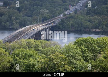 Kiev, Ukraine. 16 mai 2024. Kyiv Metro Bridge sur la rivière Dnipro est vu dans le centre de Kiev. (Crédit image : © Oleksii Chumachenko/SOPA images via ZUMA Press Wire) USAGE ÉDITORIAL SEULEMENT! Non destiné à UN USAGE commercial ! Banque D'Images