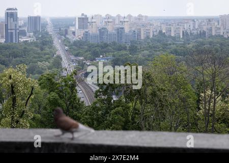 Kiev, Ukraine. 16 mai 2024. Vue générale de la rivière Dnipro et de la rive gauche de Kiev. (Crédit image : © Oleksii Chumachenko/SOPA images via ZUMA Press Wire) USAGE ÉDITORIAL SEULEMENT! Non destiné à UN USAGE commercial ! Banque D'Images