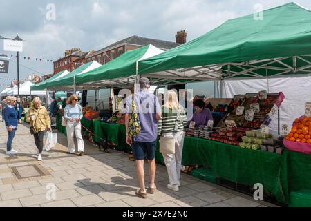 Lymington High Street le jour du marché, Hampshire, Angleterre, Royaume-Uni. Étals de marché dans le centre-ville de Lymington avec des gens qui font du shopping. Banque D'Images