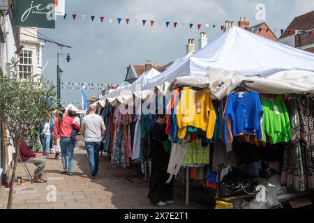 Lymington High Street le jour du marché, Hampshire, Angleterre, Royaume-Uni. Étals de marché dans le centre-ville de Lymington avec des gens qui font du shopping. Banque D'Images