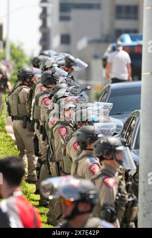 Austin, Texas, États-Unis. 19 mai 2024. Les troupes d'État du département de la fonction publique du Texas portant des vêtements anti-émeute bloquent l'accès au manoir du gouverneur alors que des groupes pro-palestiniens défilent dans le centre-ville d'Austin condamnant la guerre d'Israël à Gaza et le soutien du gouverneur du Texas Greg Abbott aux actions d'Israël. Crédit : Bob Daemmrich/Alamy Live News Banque D'Images