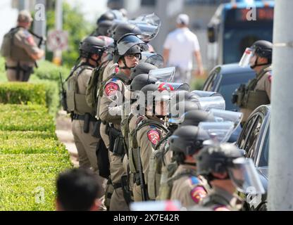 Austin, Texas, États-Unis. 19 mai 2024. Les troupes d'État du département de la fonction publique du Texas portant des vêtements anti-émeute bloquent l'accès au manoir du gouverneur alors que des groupes pro-palestiniens défilent dans le centre-ville d'Austin condamnant la guerre d'Israël à Gaza et le soutien du gouverneur du Texas Greg Abbott aux actions d'Israël. Crédit : Bob Daemmrich/Alamy Live News Banque D'Images