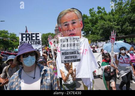 Austin, Texas, États-Unis, 19 mai 2024 : des manifestants pro-palestiniens tiennent une photo du gouverneur du Texas Greg Abbott alors qu'ils défilent dans le centre-ville condamnant la guerre d'Israël à Gaza et le soutien d'Abbott aux actions d'Israël. La foule, estimée à environ 5 000 personnes, est descendue dans les rues après qu'Abbott, dans un geste rare, a fermé le Capitole dimanche en invoquant une peur de la violence. Crédit : Bob Daemmrich/Alamy Live News Banque D'Images