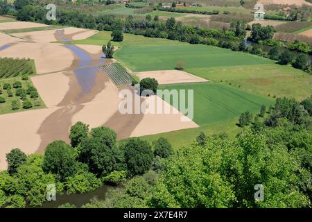 La rivière Dordogne coule à travers des terres agricoles du Périgord Noir dans le sud-ouest de la France. Agriculture, agriculture mixte, eau, irrigation. Périgord, Dord Banque D'Images