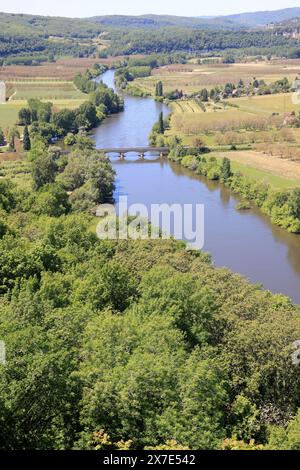 La rivière Dordogne coule à travers des terres agricoles du Périgord Noir dans le sud-ouest de la France. Agriculture, agriculture mixte, eau, irrigation. Périgord, Dord Banque D'Images