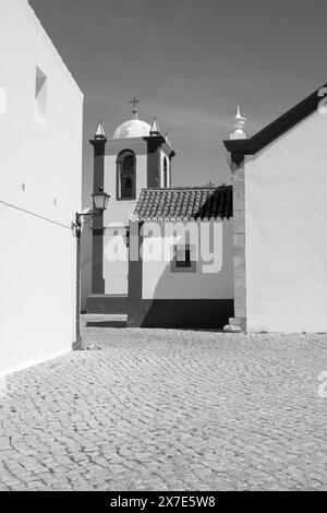 Image en noir et blanc de l'église de Cacela Velha, Algarve, Portugal Banque D'Images