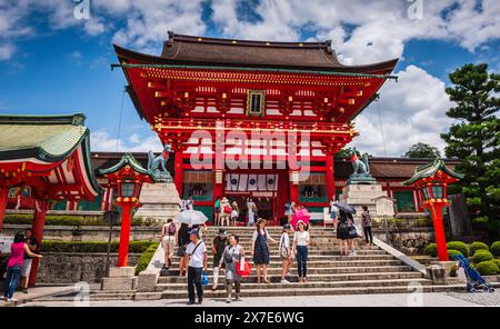 Kyoto, JAPON - 28 juillet 2016 : touristes sur les marches à l'entrée du sanctuaire Fushimi Inari. Banque D'Images